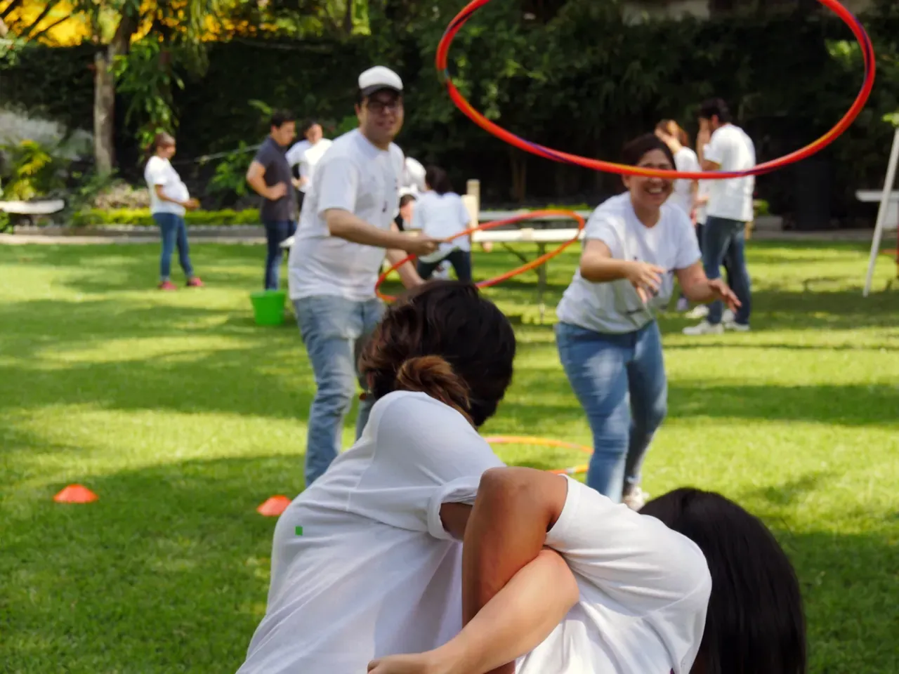 Participantes realizando una actividad de integración durante el rally empresarial organizado por ALYAX en Monterrey