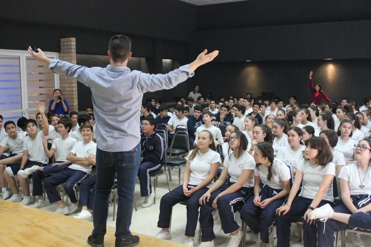 Conferencista de ALYAX dando una plática motivacional a un auditorio de estudiantes