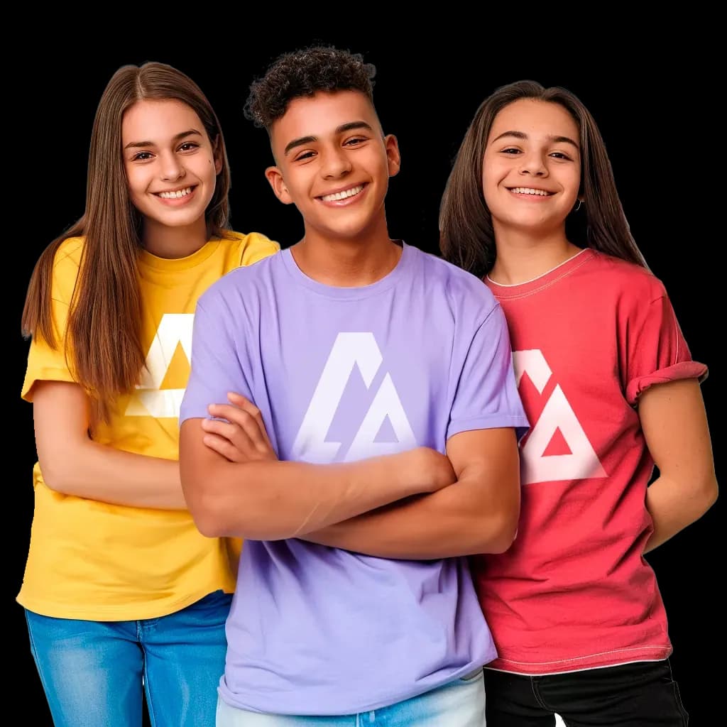 Tres jóvenes sonrientes con playeras amarilla, lila y roja con el emblema de ALYAX