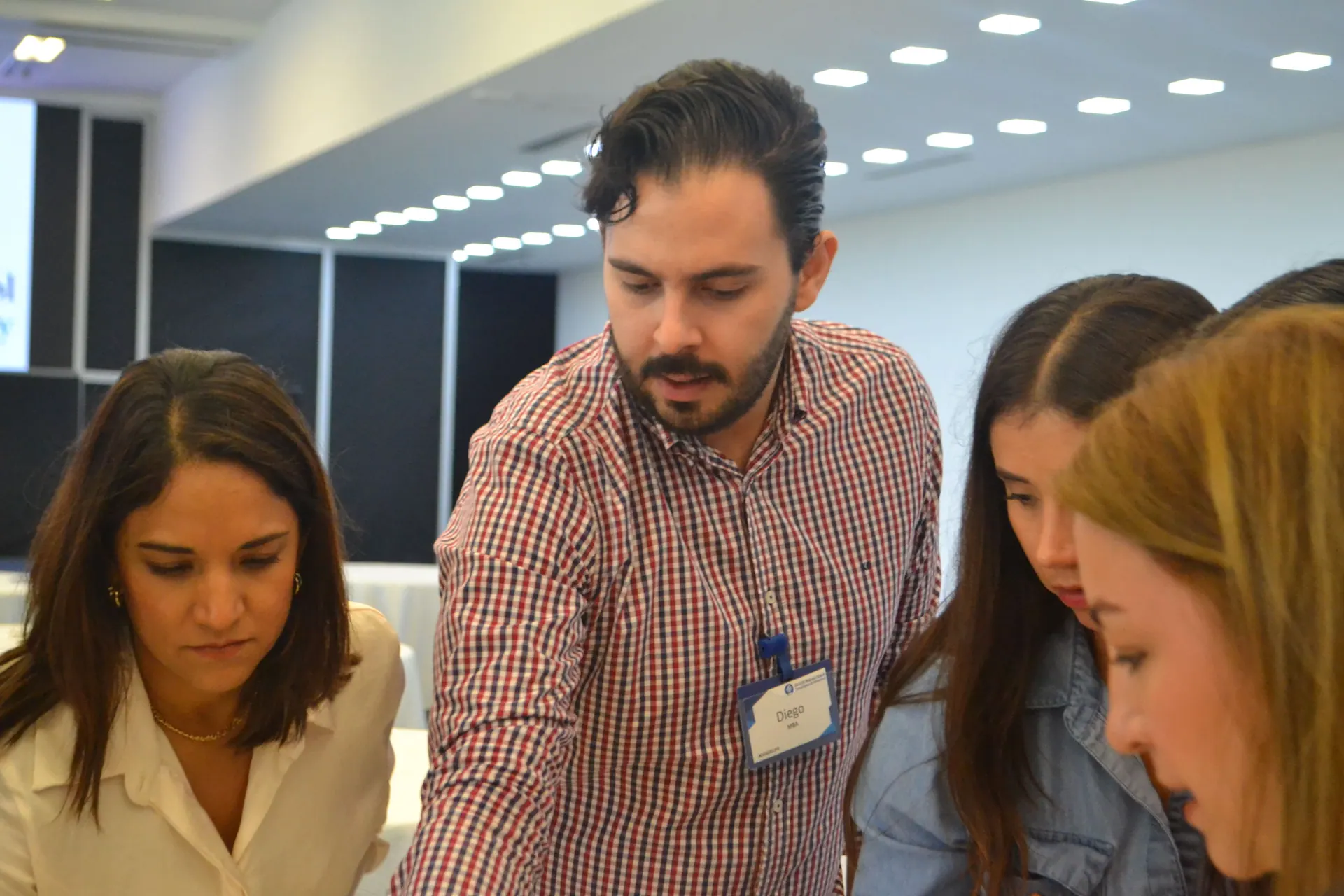 Instructor guiando una actividad en grupo, destacando habilidades clave para liderar con empatía y visión