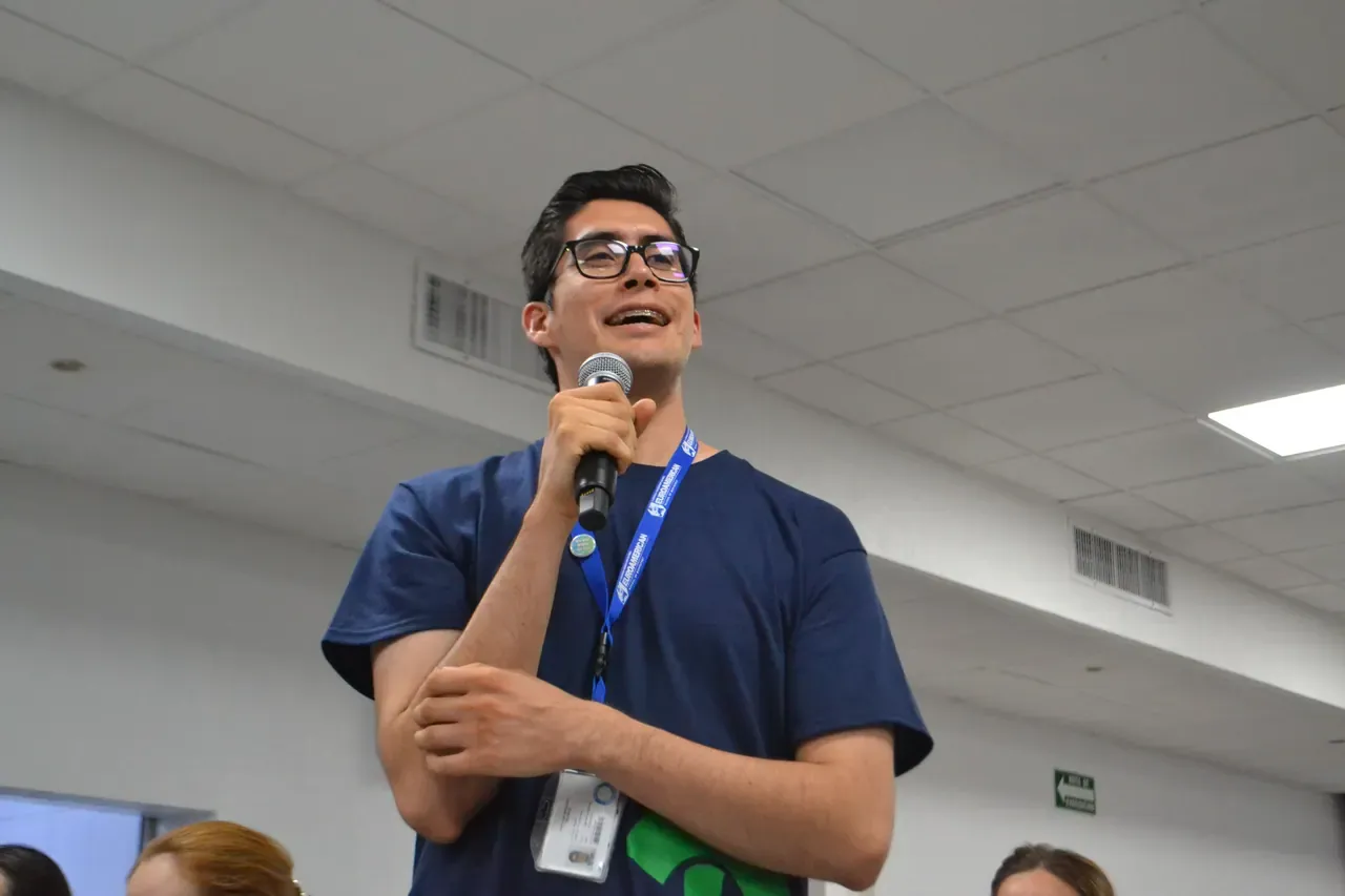 Facilitador hablando frente a un grupo de maestros, guiando actividades que promueven la integración y el liderazgo