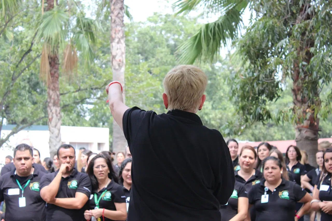 Facilitador motivando a los docentes mientras realiza un ejercicio práctico, mostrando el impacto de la integración