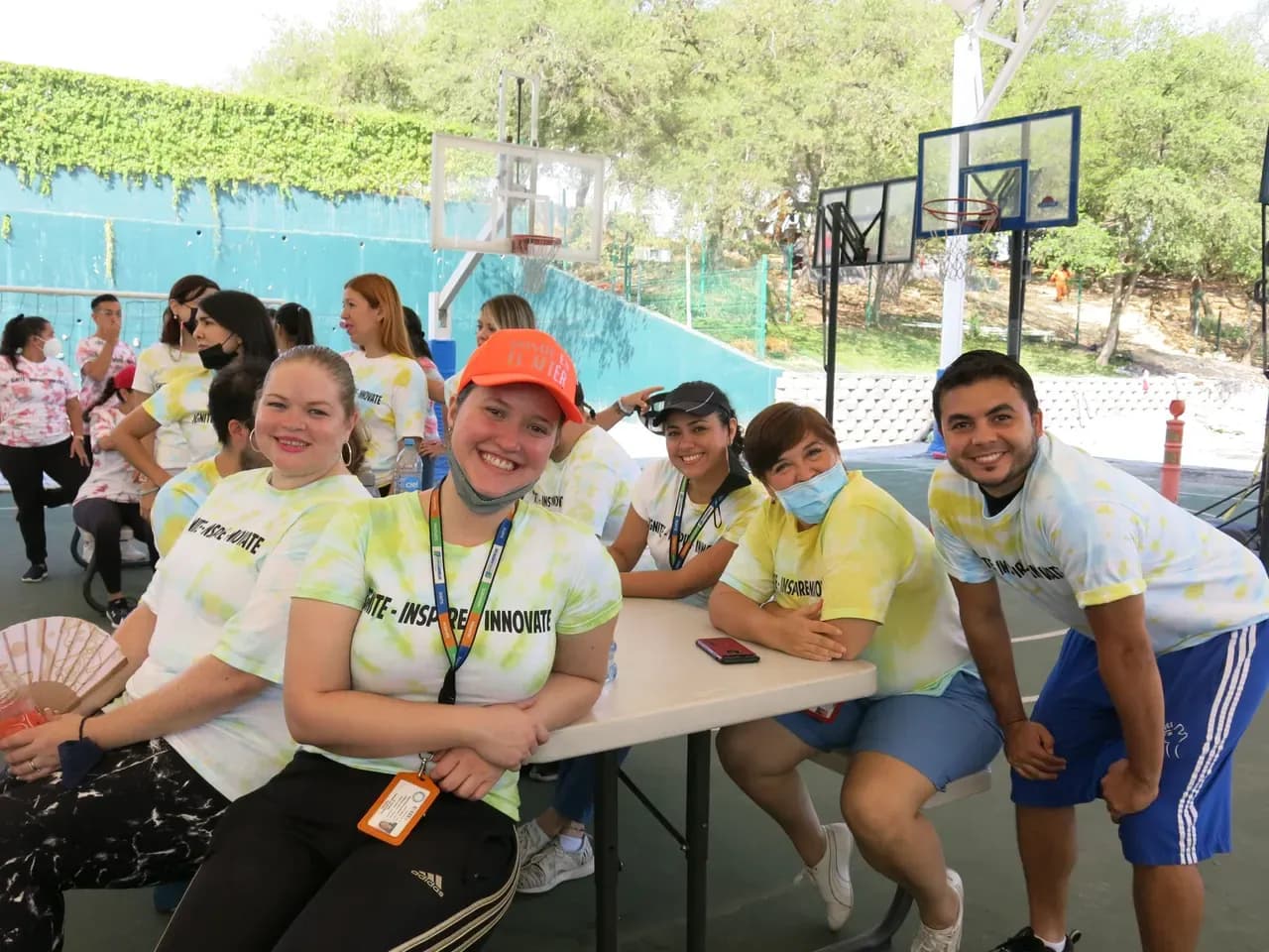 Maestros participando en un juego con pelotas, mostrando cómo las actividades dinámicas fomentan el trabajo en equipo