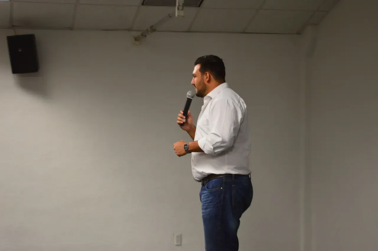 Orador compartiendo una anécdota personal para motivar a los asistentes, generando conexión y empatía