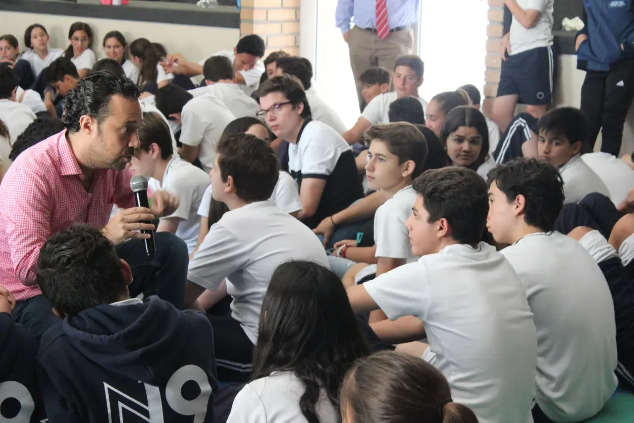 Participantes interactuando en grupos durante una dinámica de reflexión en una plática motivacional de ALYAX