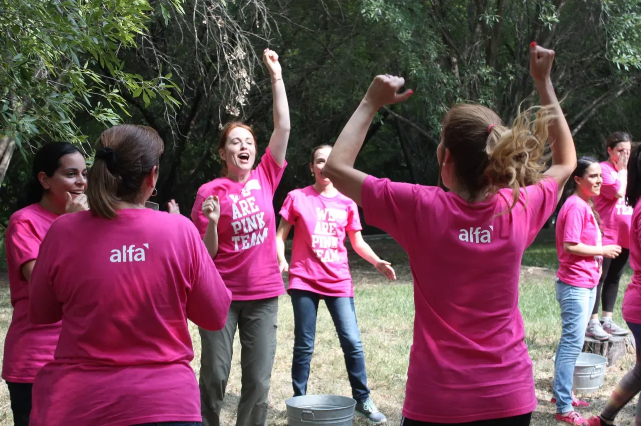 Grupo celebrando con entusiasmo al superar un reto, destacando el trabajo en equipo y la motivación
